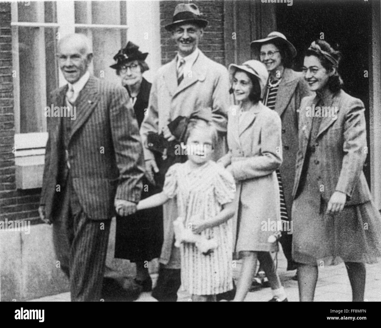 ANNE Frank (1929-1945). /NGerman-Jewish diarista. Ana y su padre Otto  (centro) va a la boda de sus amigos Miep y Jan Gies, Amsterdam, en julio de  1941 Fotografía de stock - Alamy