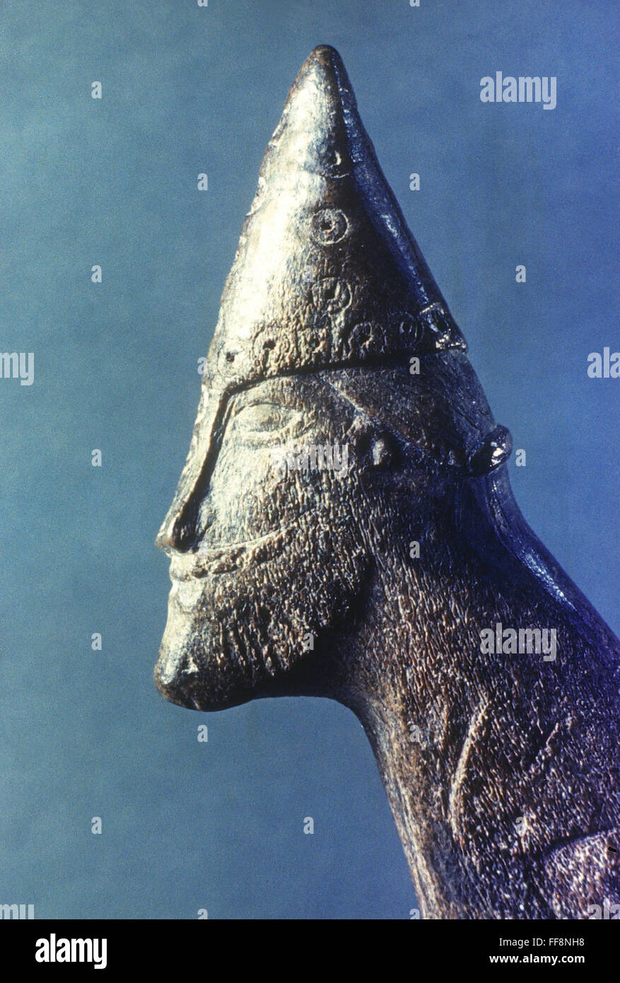 Figura guerrero vikingo. /NAnimal horn; siglo xii, Suecia. Foto de stock
