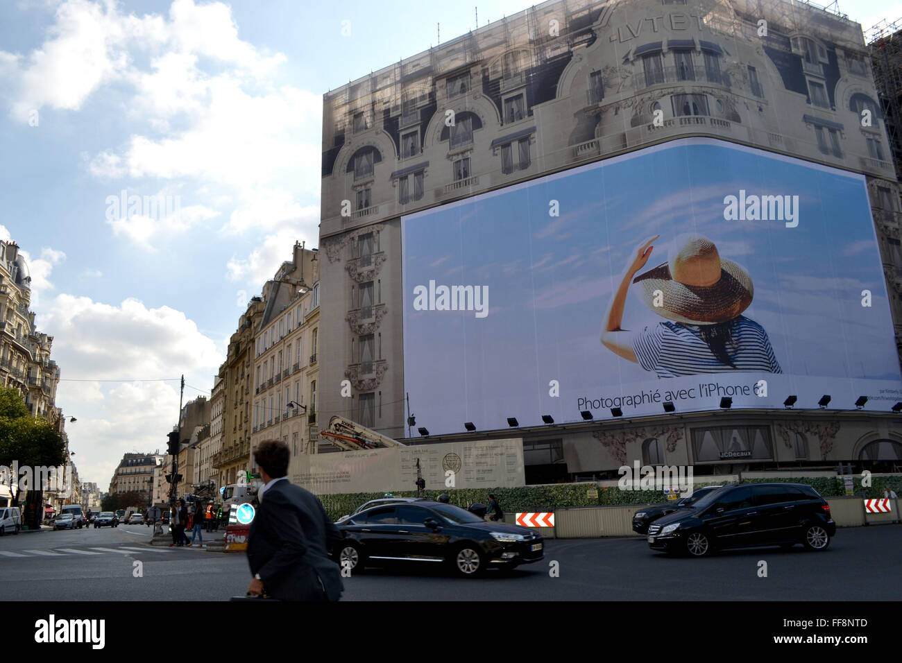 Un enorme cartel en París muestra la calidad de la fotografía con un iPhone. Foto de stock