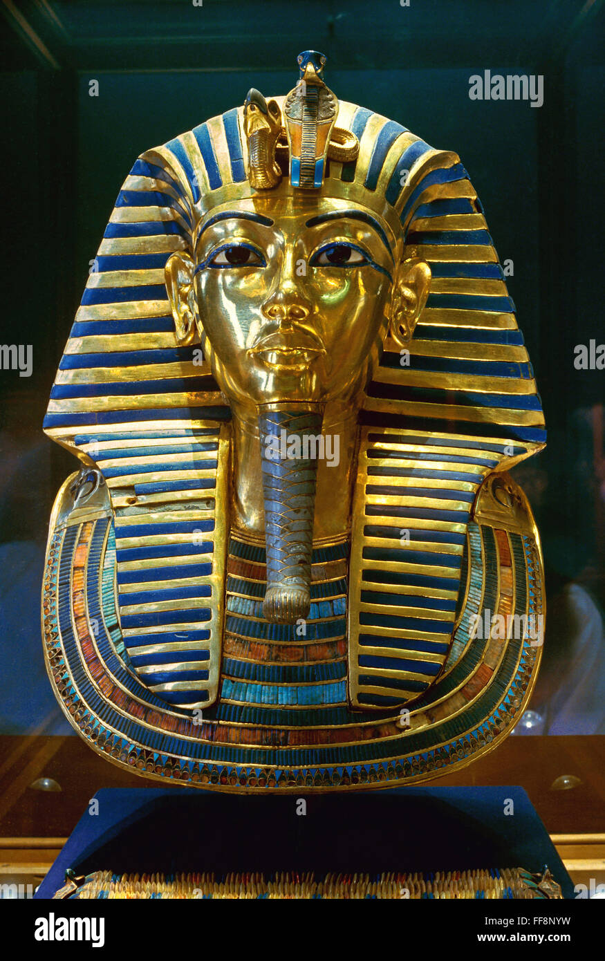 La máscara funeraria de Tutankhamon, siglo XIV a.C., Museo de Antigüedades Egipcias en El Cairo, Egipto, África Foto de stock