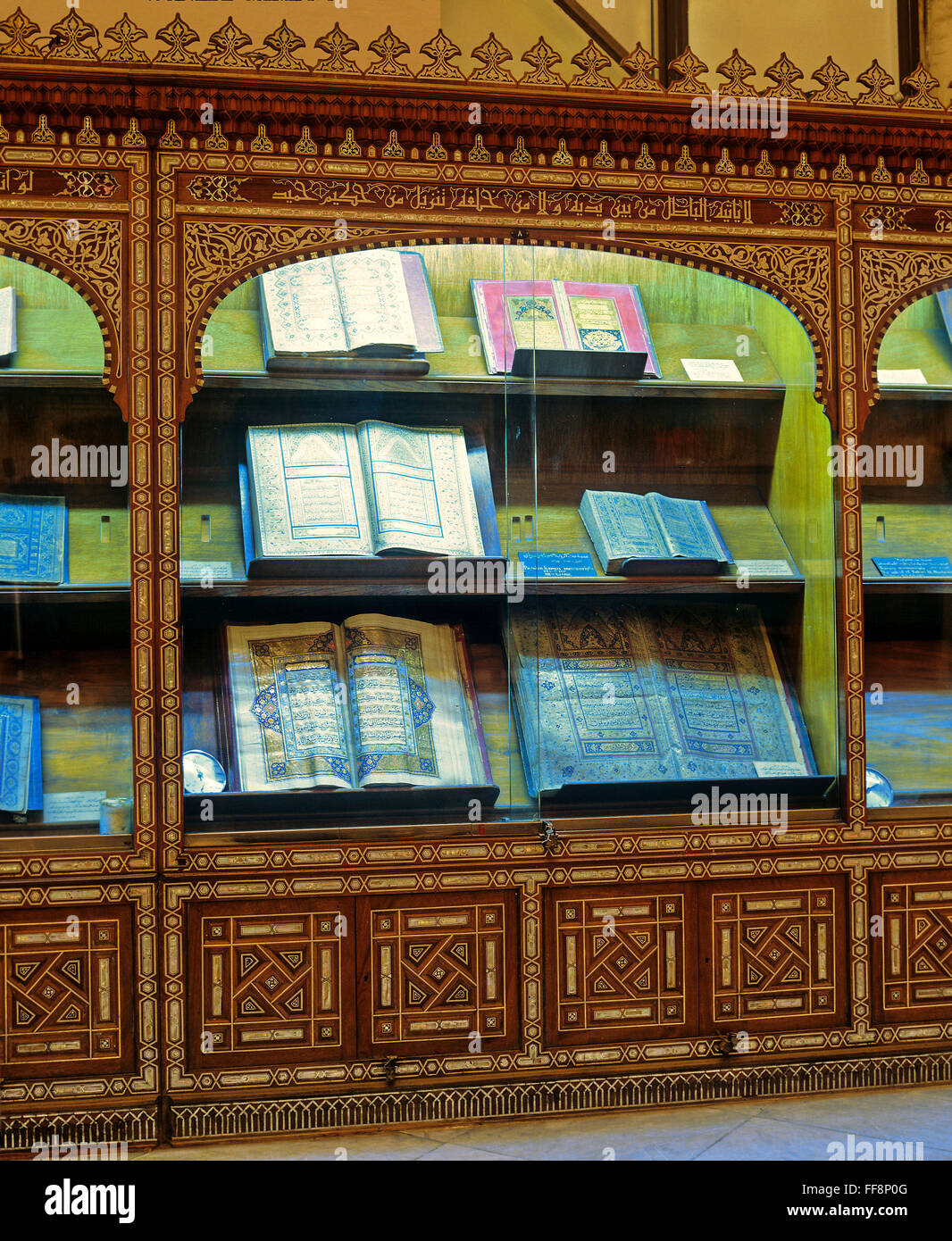 Vitrina con libros antiguos del Corán, museo de arte islámico, El Cairo, Egipto, África Foto de stock