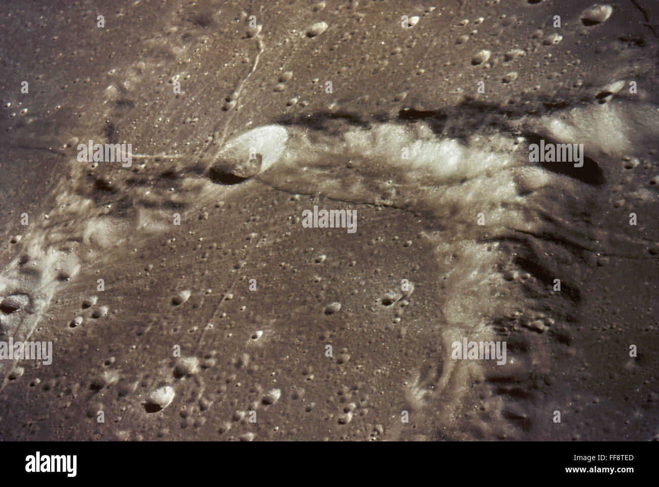 Apolo 14: Luna Vista. /NA vista a través de Fra Maudo y esquivar los cráteres, mostrando Rima Parry, 1971. Foto de stock