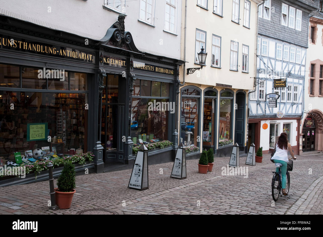 Buchhandlung, Oberstadt, Altstadt, Marburgo, Hessen, Deutschland | Book Shop, Bafuesserstrasse, estatua de San Jorge, la ciudad vieja, Marb Foto de stock