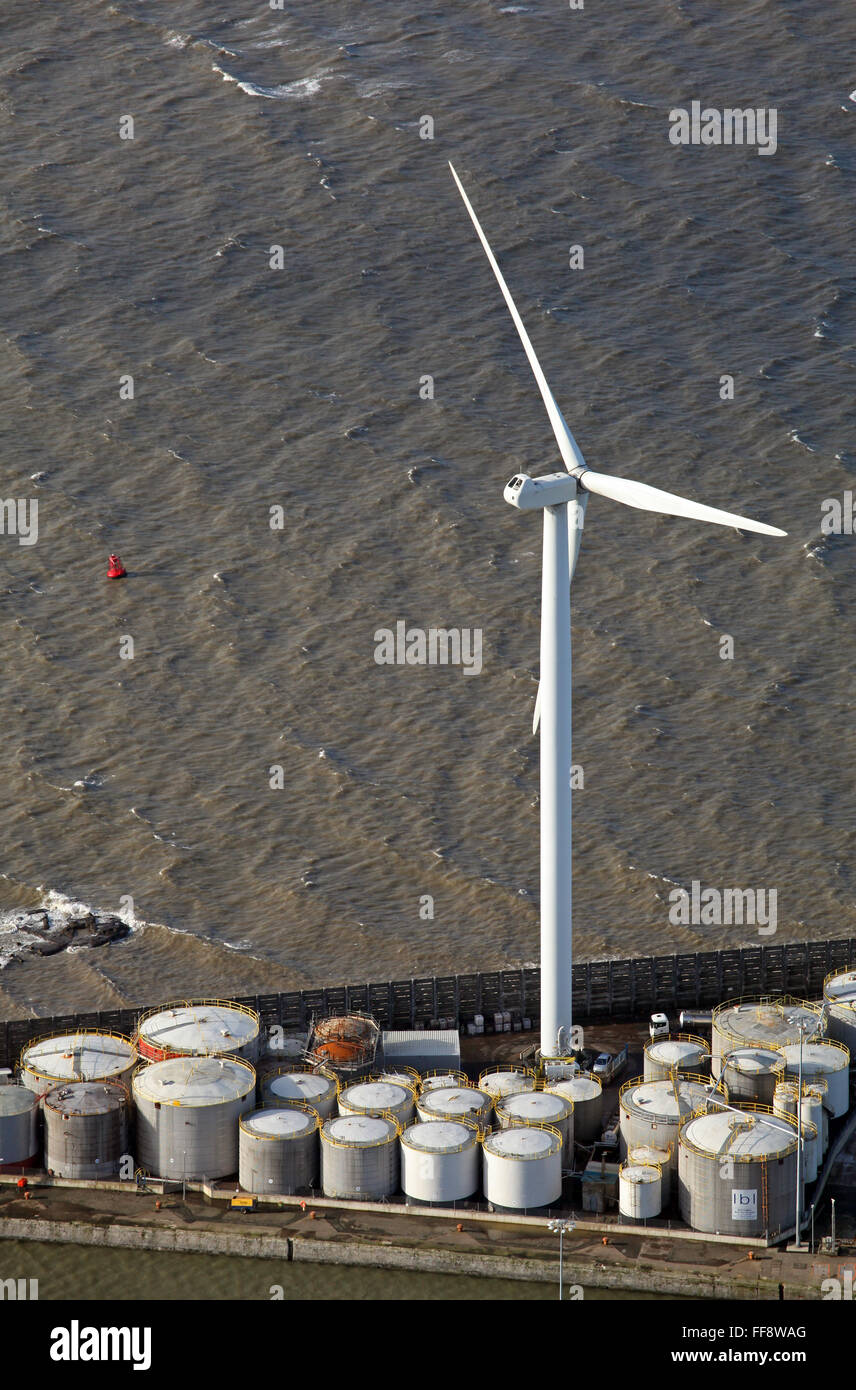 Una gran turbina de viento Molino de viento y tanques de almacenamiento en el Seaforth Docks, Liverpool, Reino Unido Foto de stock