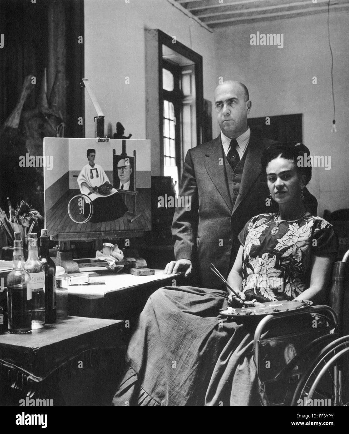 FRIDA Kahlo (1907-1954). /NMexican pintor. Fotografiado por Gisèle Freund  con su médico y pintura de los dos de ellos. Ciudad de México, 1951  Fotografía de stock - Alamy
