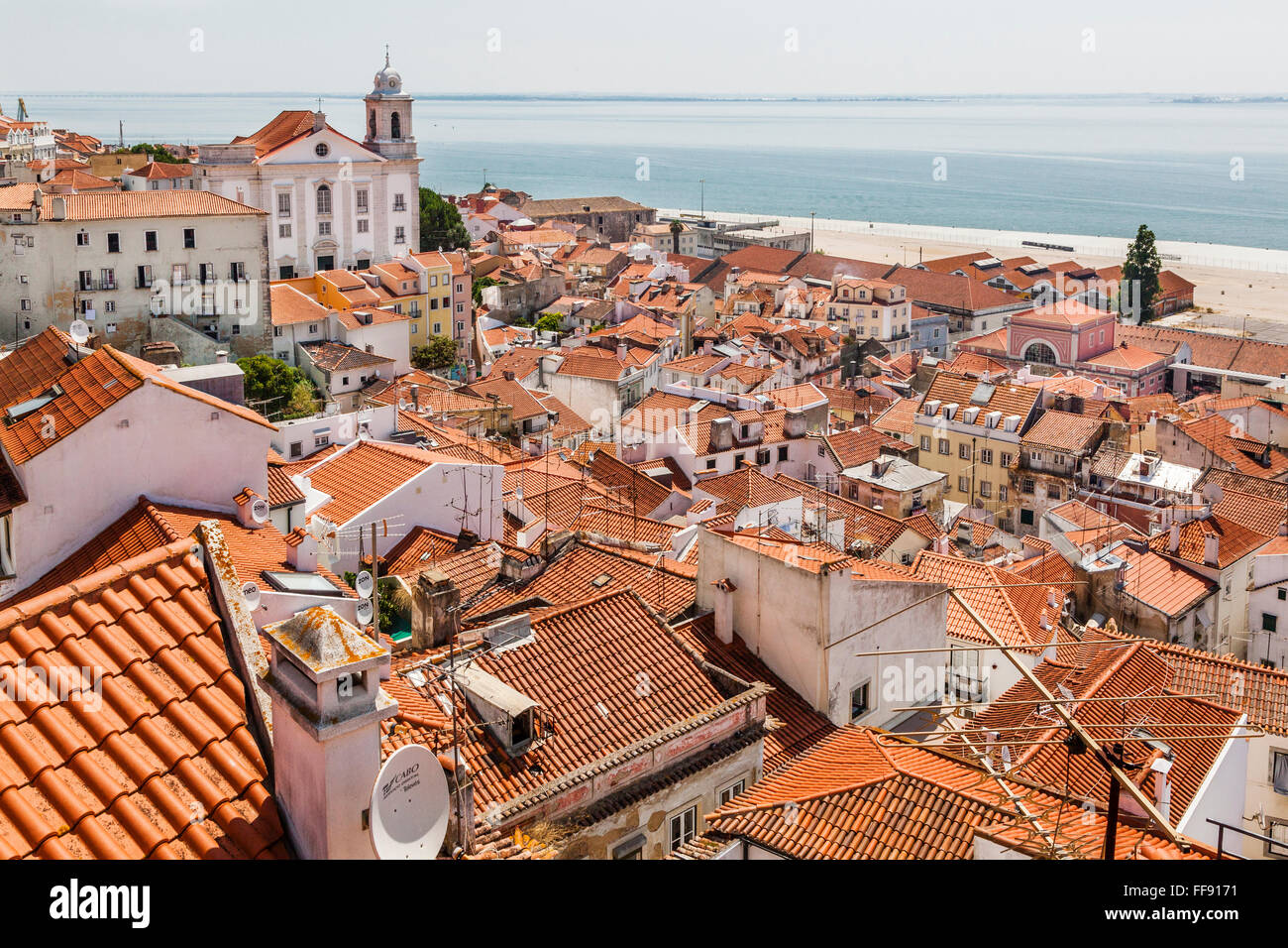 Portugal, Lisboa, vista desde el Miradouro das Portas do Sol del río Tajo y a los tejados del Portugal, Lisboa, vista desde el Miradouro das Portas do Sol del río Tajo y a los tejados del