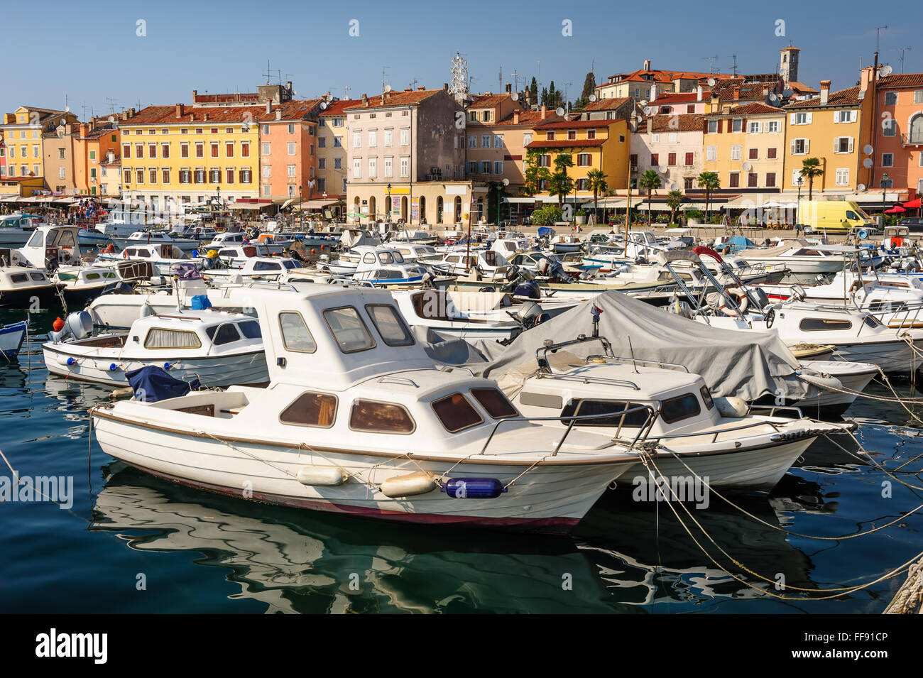 Puerto deportivo de la ciudad de Rovinj, Croacia Foto de stock