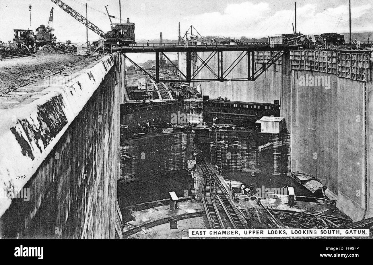 CANAL DE PANAMÁ, 1910s. /NConstruction superior de las Esclusas de Gatún del Canal de Panamá: original recuerdo photopostcard desde Ciudad de Panamá. Foto de stock