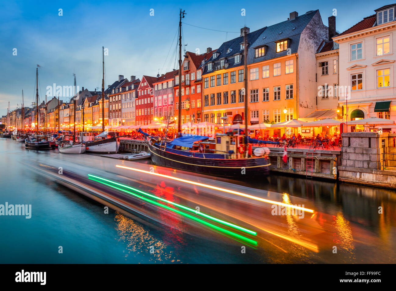 Copenhague, Dinamarca, en el Canal de Nyhavn. Foto de stock