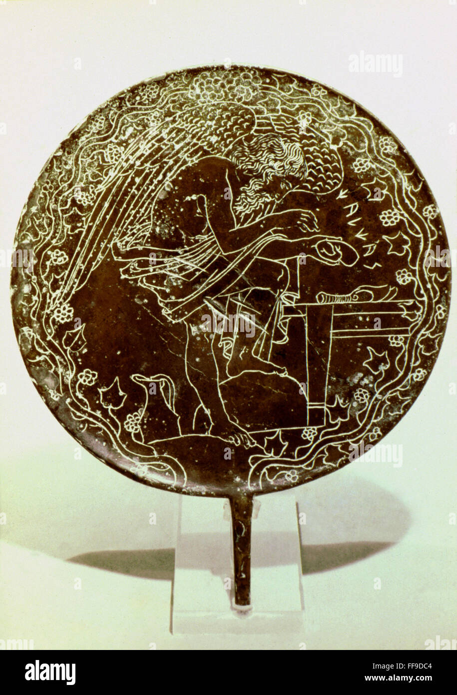 Arte Etrusco: Espejo. /NEngraved espejo de bronce de Vulci. A principios siglo IV A.C. Foto de stock