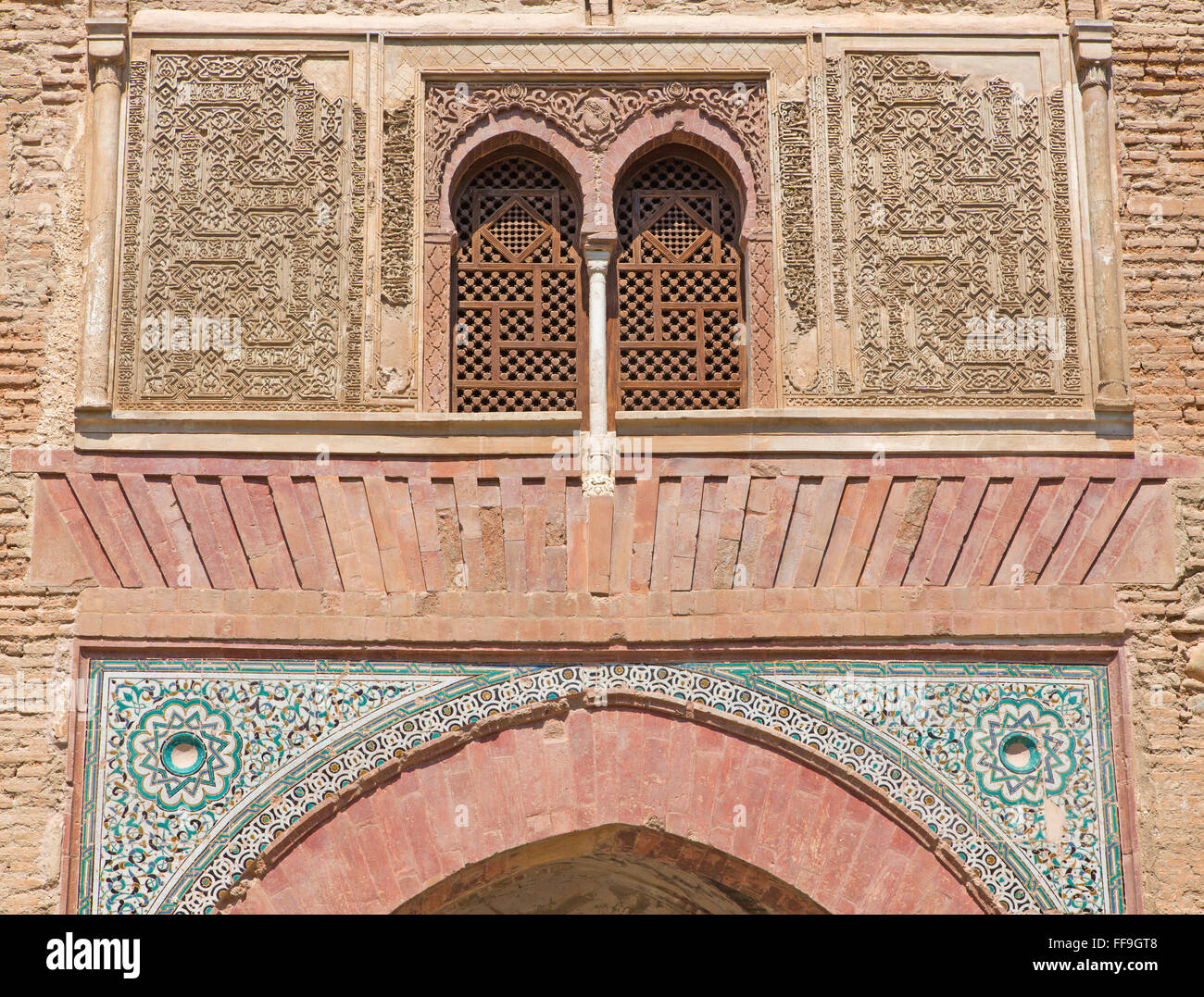 GRANADA, España - 30 de mayo de 2015: el estuco Exterior y azulejos en uno de puerta en el palacio de la Alhambra. Foto de stock