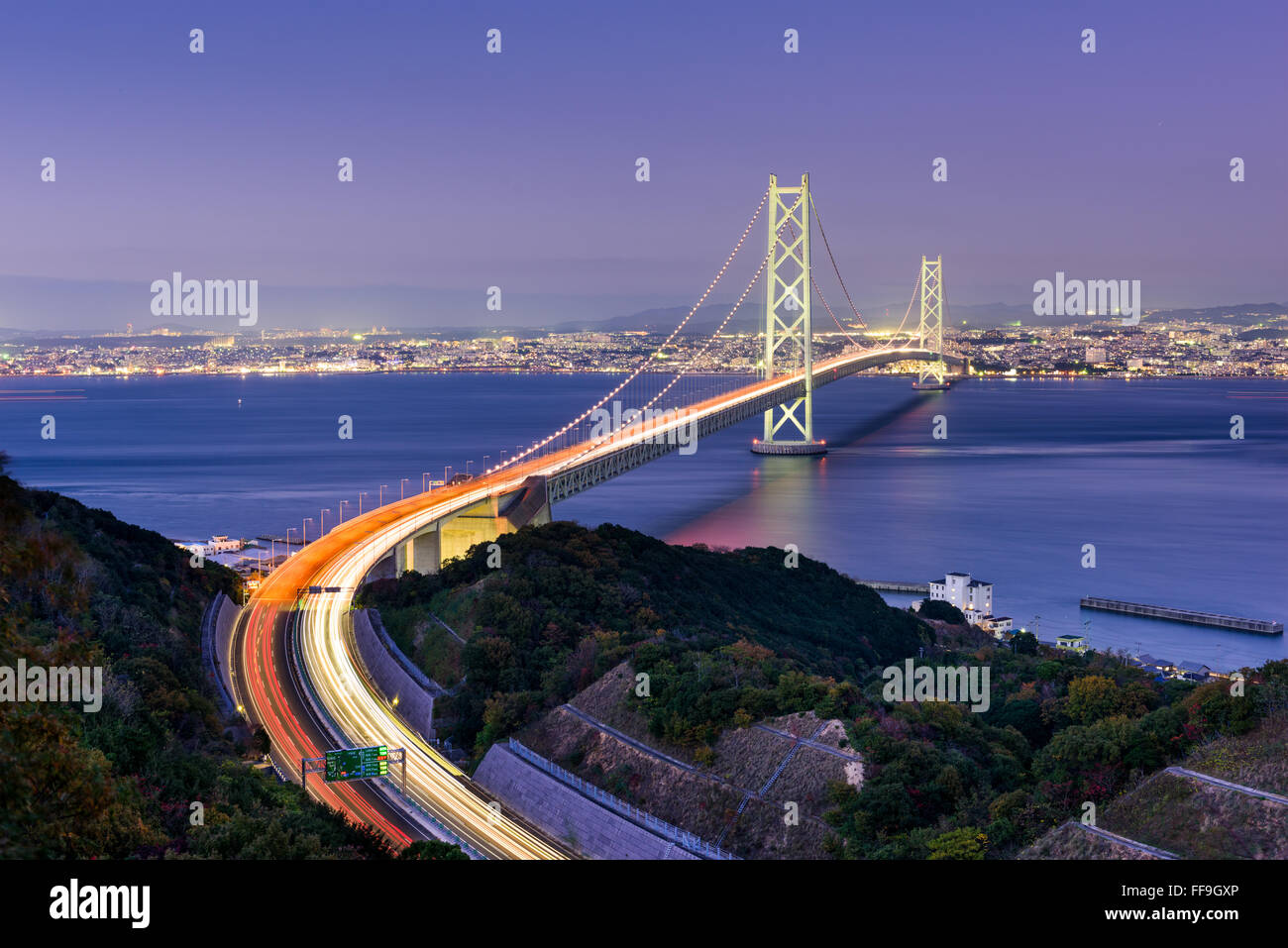 Puente Akashi Kaikyo spanning el Mar Interior de Seto de Kobe, Japón. Foto de stock