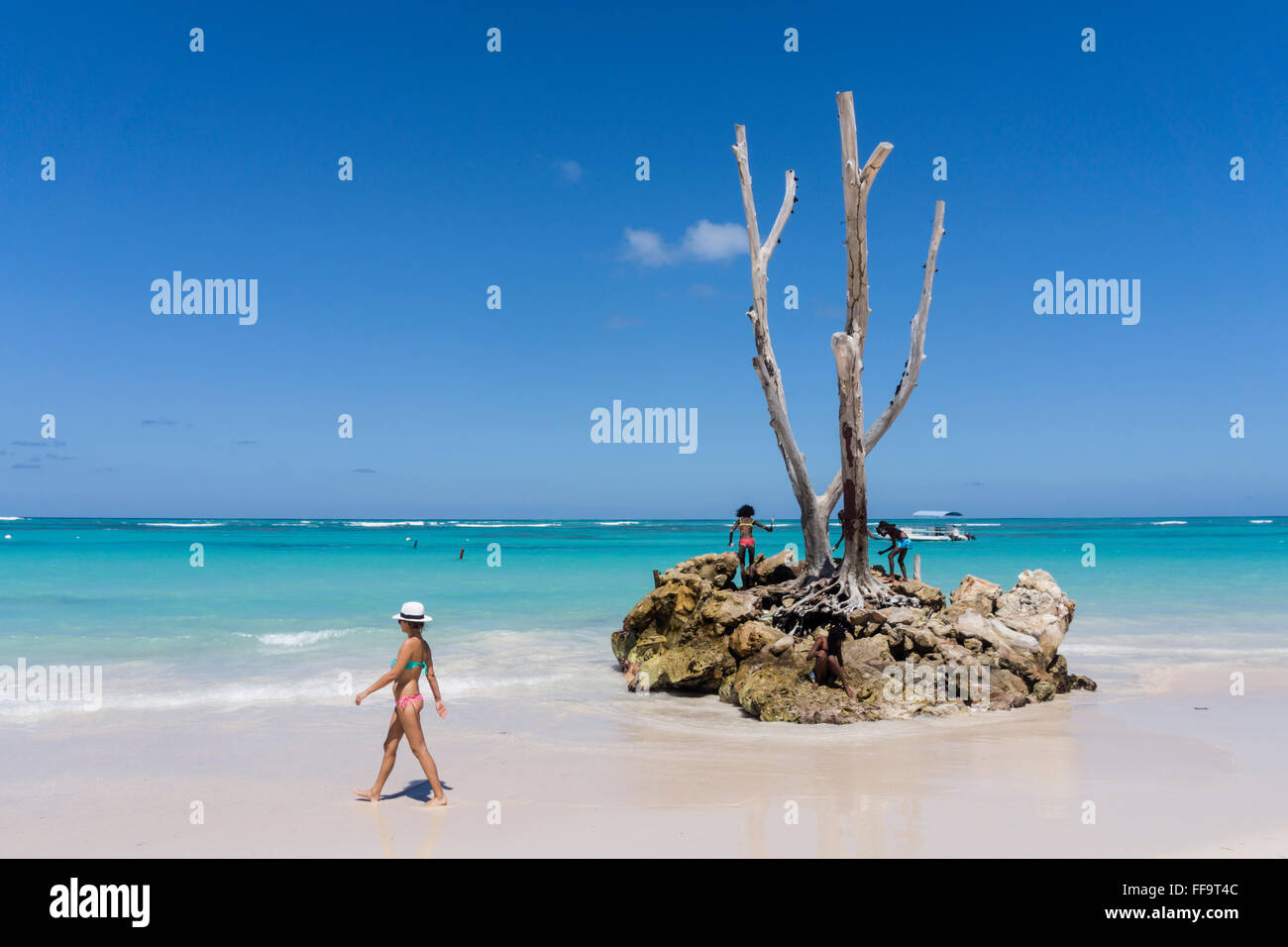 Mujer con sombrero, Palm Beach, Playa Bávaro, Punta Cana, República Dominicana, El Caribe Foto de stock
