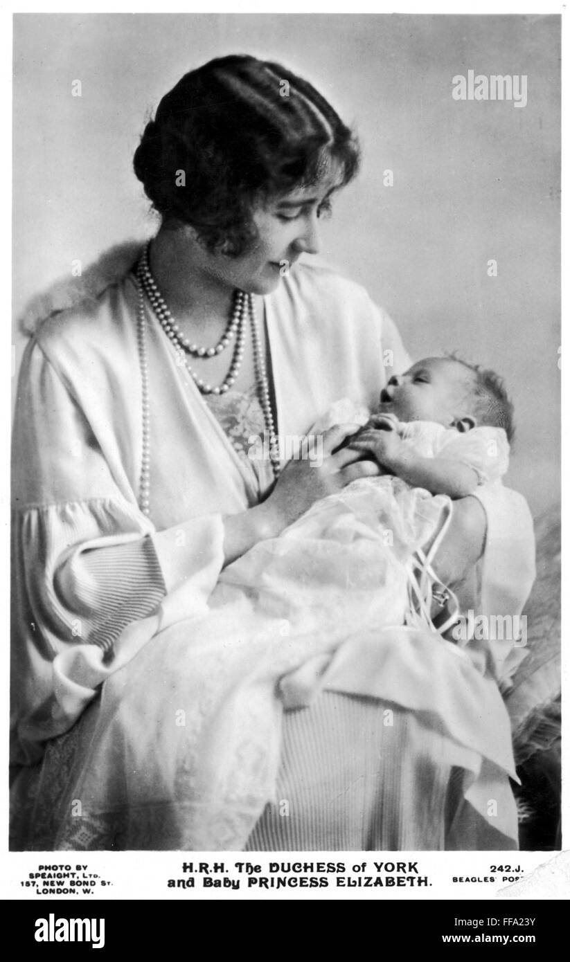La Reina Isabel II (1926-). /NQueen de Gran Bretaña, 1952- . La primera fotografía de la futura reina con su madre, Elizabeth Bowes-Lyon, Duquesa de York, 1926. Foto de stock