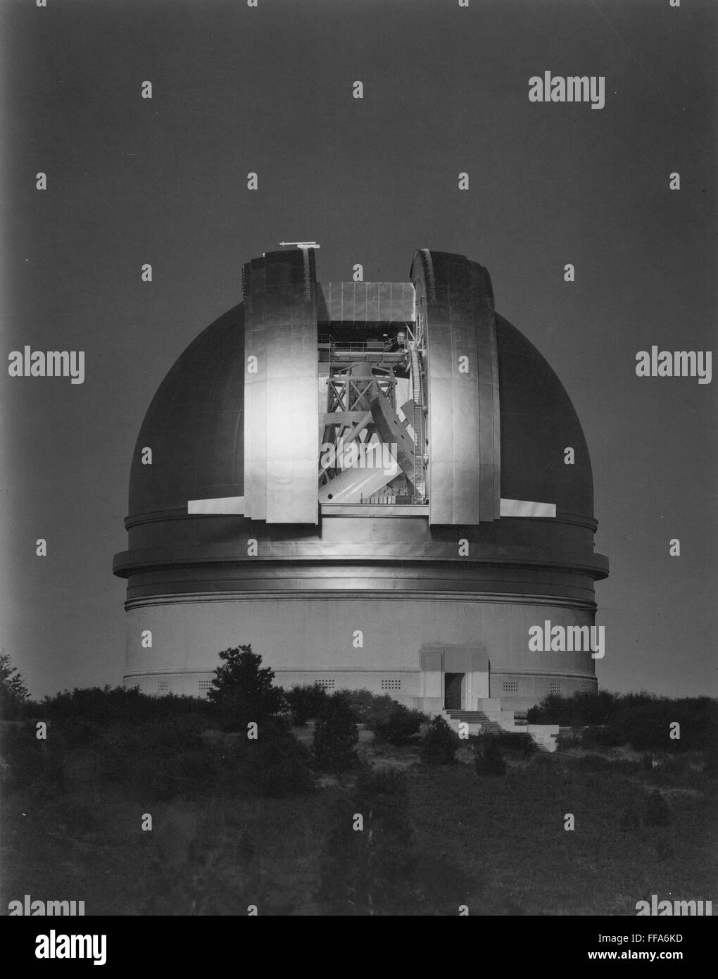 Observatorio Palomar. /Nel cúpula de 200 pulgadas telescopio reflector Hale  de Monte Palomar, California, terminado en 1948 Fotografía de stock - Alamy