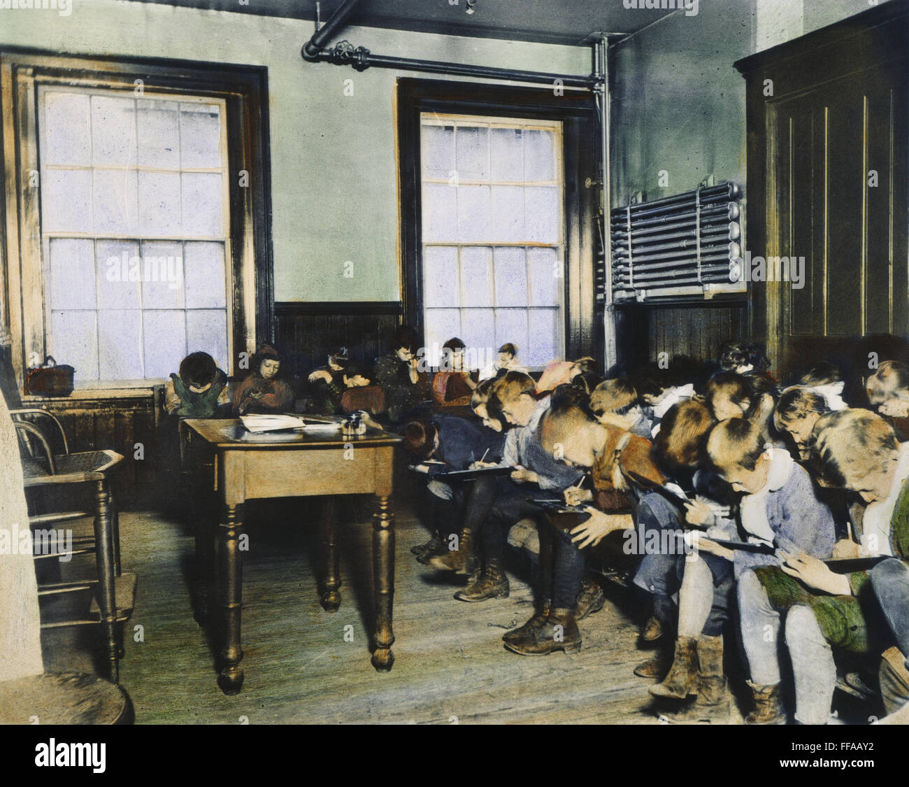 La escuela pública, Nueva York, 1890. /NLower East Side clase. Aceite sobre una fotografía por Jacob A. Riis. Foto de stock