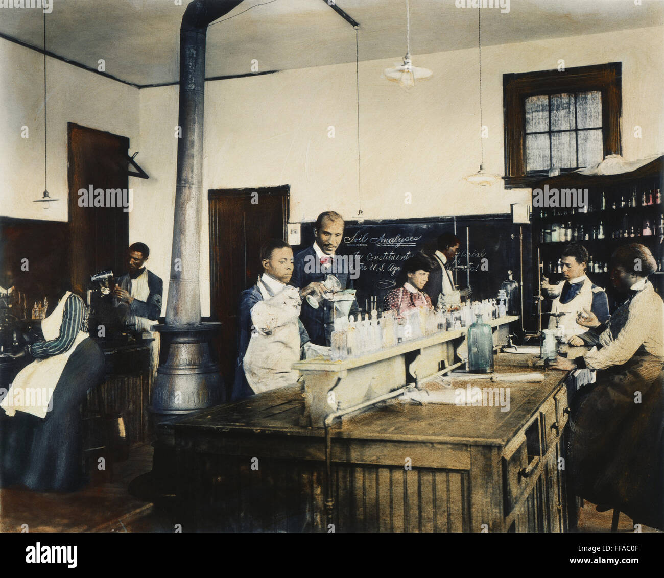 TUSKEGEE Institute, 1900. /NAn instructor no identificado la realización de un laboratorio de análisis de suelos de clase en el Instituto Tuskegee, Alabama: aceite a través de una fotografía, c1900. Foto de stock