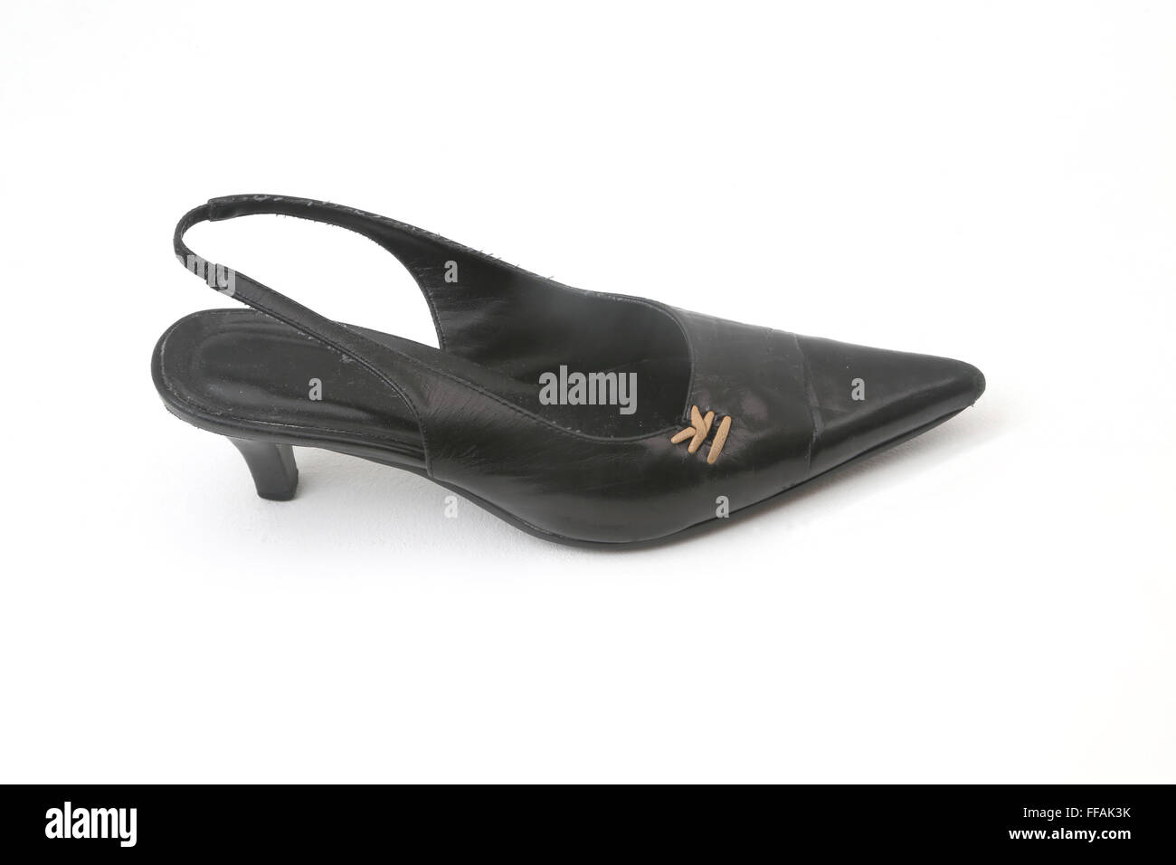 Eslinga de lomo negro zapato con tacón gatito Fotografía de stock - Alamy