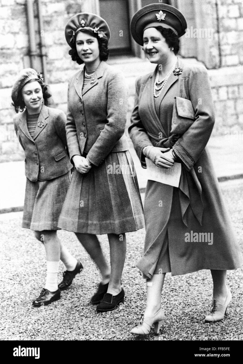 La Reina Isabel II (1926- ). /NQueen de Gran Bretaña, 1952- . La Princesa Isabel (centro), la futura reina, fotografiado en el Castillo de Windsor en su décimosexto cumpleaños en 1942 con su hermana, la Princesa Margarita, y su madre, la Reina Isabel. Foto de stock