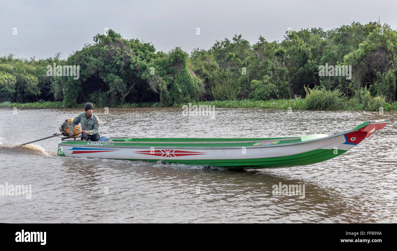 Long Tail en bote sobre el río Siem Reap, Chong Khneas, Camboya Foto de stock