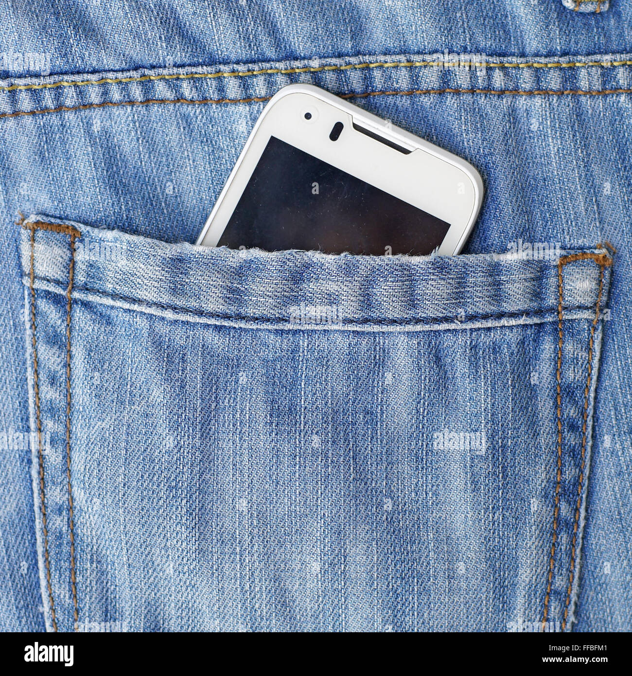 parte del celular en el bolsillo trasero de los jeans azules 7745256 Foto  de stock en Vecteezy