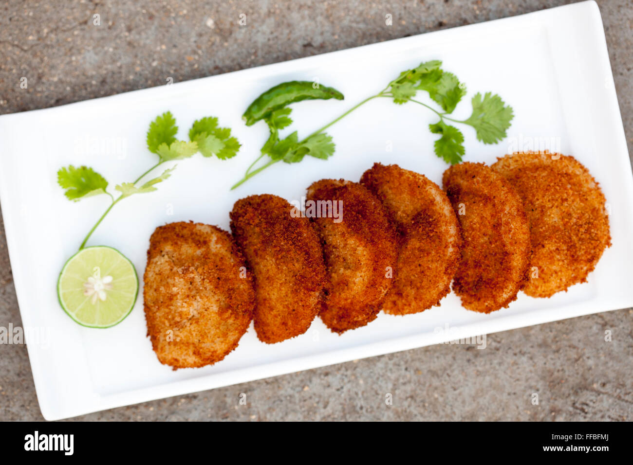 Empanadillas de gambas es un delicioso y sabroso aperitivo, que se derrite en la boca. Foto de stock