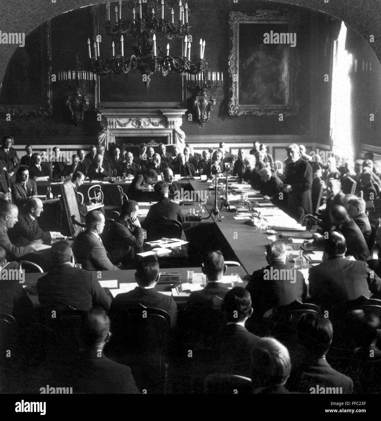 Conferencia Naval, 1930. /NBritish Primer Ministro Ramsay McDonald aborda la sesión final de la conferencia naval de la Segunda Internacional, celebrado en el Palacio de Saint James, Londres, 1930. Foto de stock