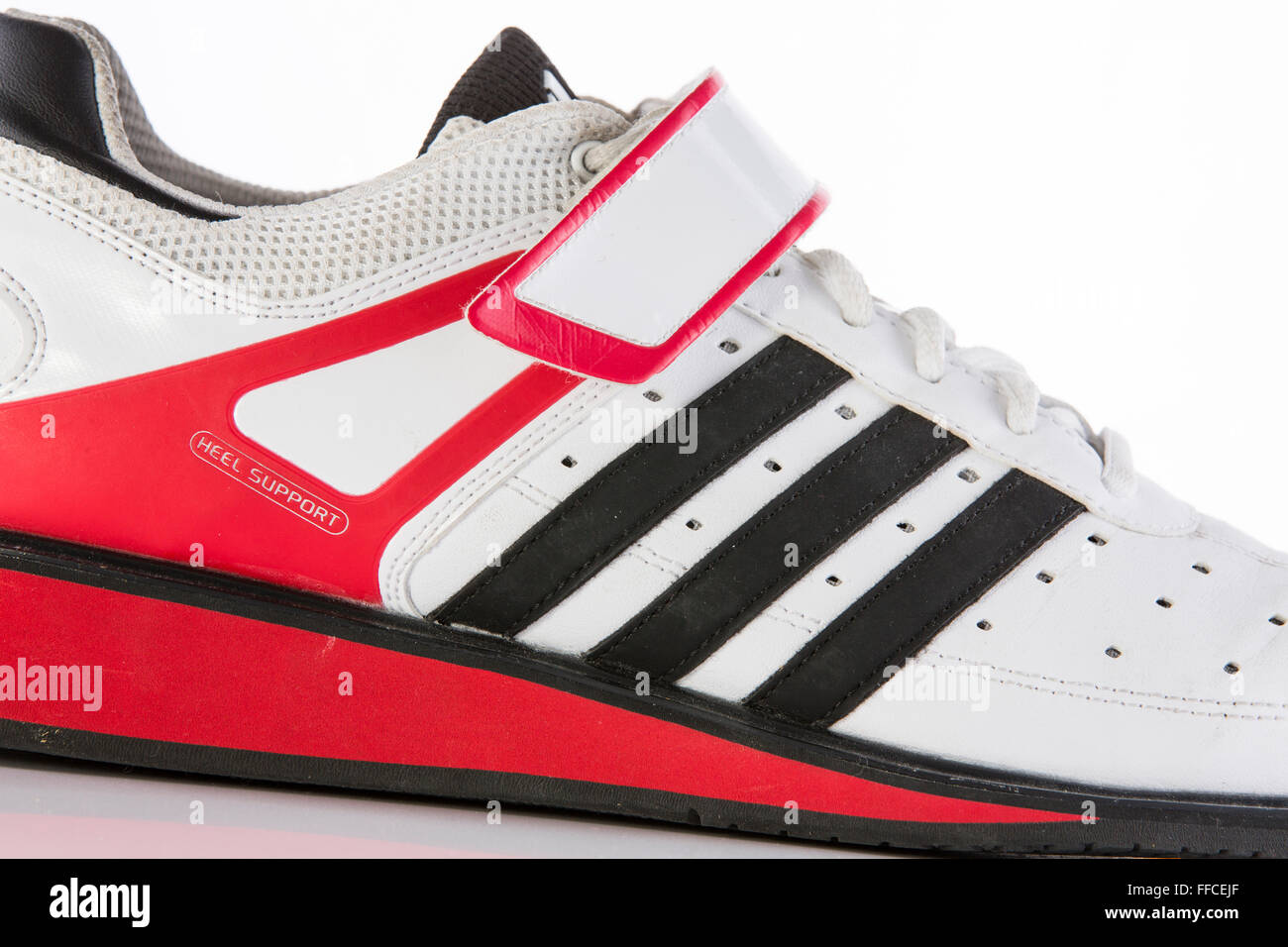 Adidas zapatos weightlifting Olímpico sobre un fondo blanco con una  reflexión Fotografía de stock - Alamy