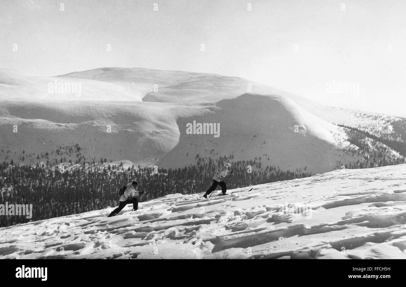 Esquí, c1960. /NCross de esquí. Fotografiado c1960. Foto de stock