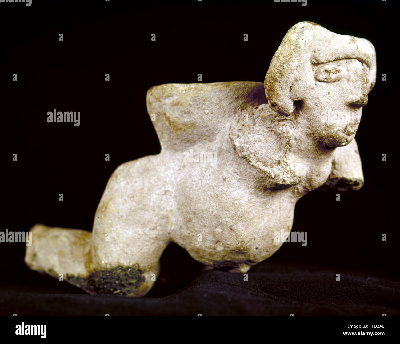 Figura HOHOKAM, 300 A.C. /nCeramic figurilla de rodillas a una mujer embarazada, un símbolo de la fertilidad de la cultura Hohokam del suroeste americano, c300 B.C. el recipiente sobre su espalda puede haber sido por una ofrenda. 17,9 x 8,9 cm. Foto de stock