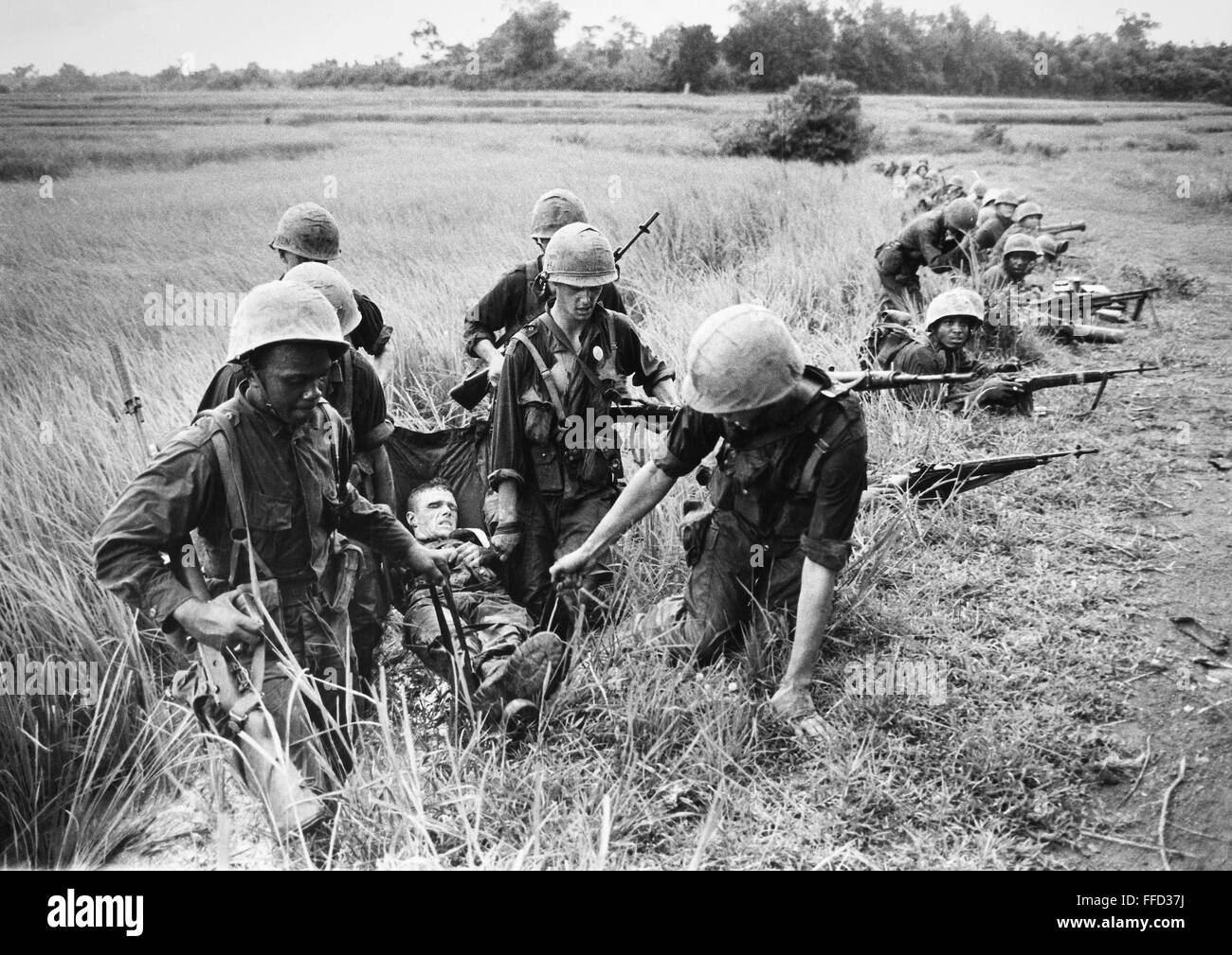 Guerra de Vietnam: heridos, 1966. /NA Infante de Marina herido es  arrastrado mientras otros Marines dar rifle cubierta, unos 2 km al sur de  la zona desmilitarizada, 1966 Fotografía de stock - Alamy
