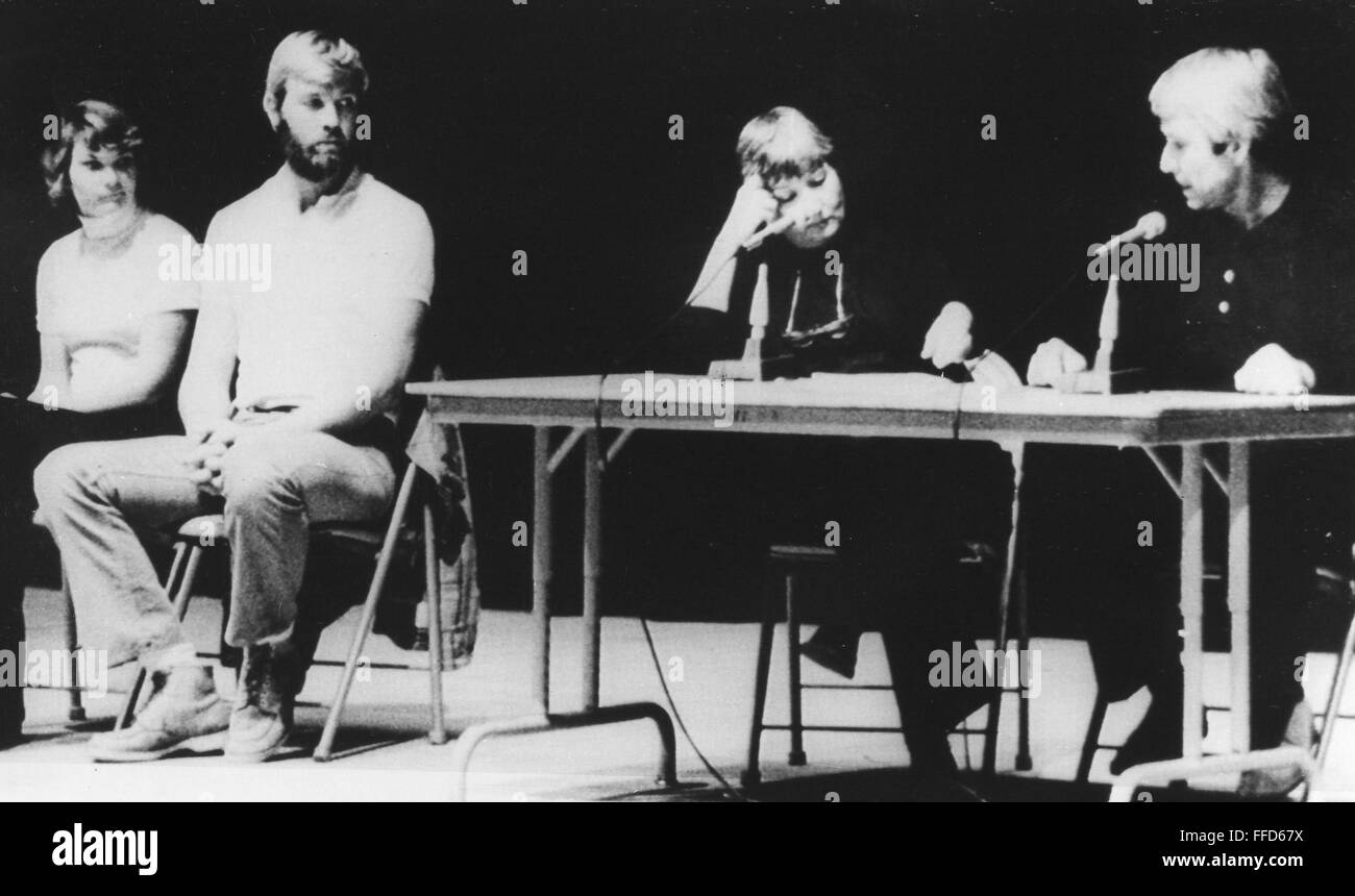 Secta puerta del cielo, c1975. /NMarshall Applewhite (1931-1997), de extrema derecha, y Bonnie Nettles, junto a él, fotografiado en Oregón, c1975, en el momento de su Rapto por extraterrestres la profecía. Foto de stock