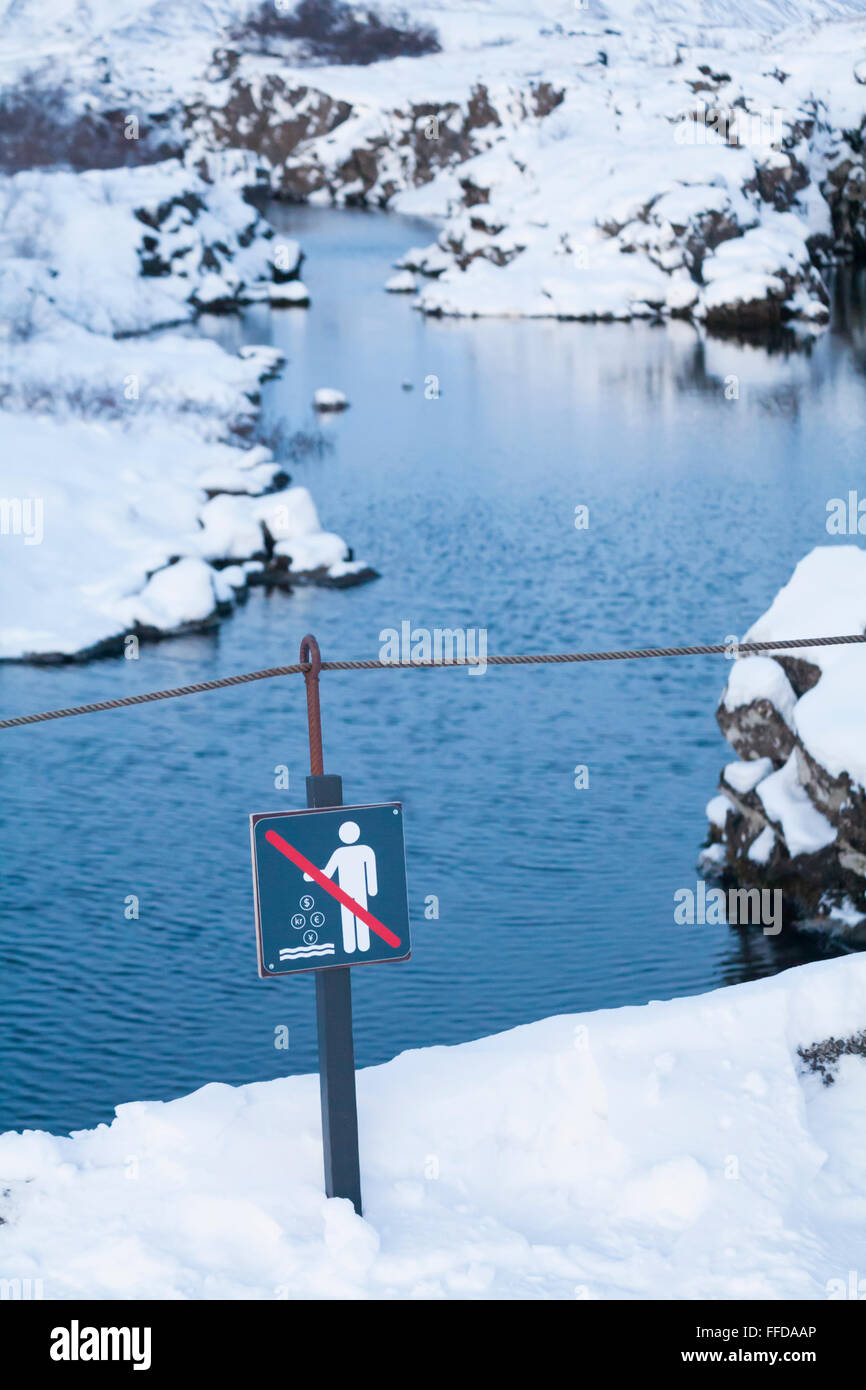 No tiren su dinero en signo de agua por agua congelada en el Parque Nacional Thingvellir, Islandia en enero Foto de stock