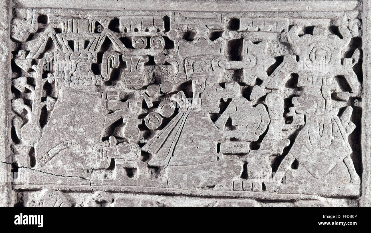 México: Estela mixteca. /Ndetalles de una estela de piedra tallada desde el techo de una tumba mixteca en Zaachila, Oaxaca, México, c1000 A.D. la figura de la izquierda representa a una mujer dando a luz. Foto de stock