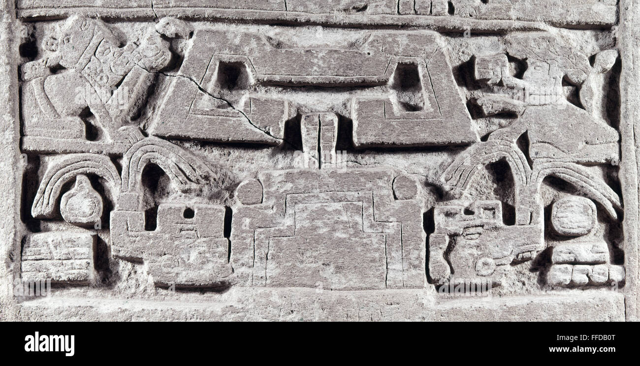México: Estela mixteca. /Ndetalles de una estela de piedra tallada desde el techo de una tumba mixteca en Zaachila, Oaxaca, México, c1000 A.D. Foto de stock