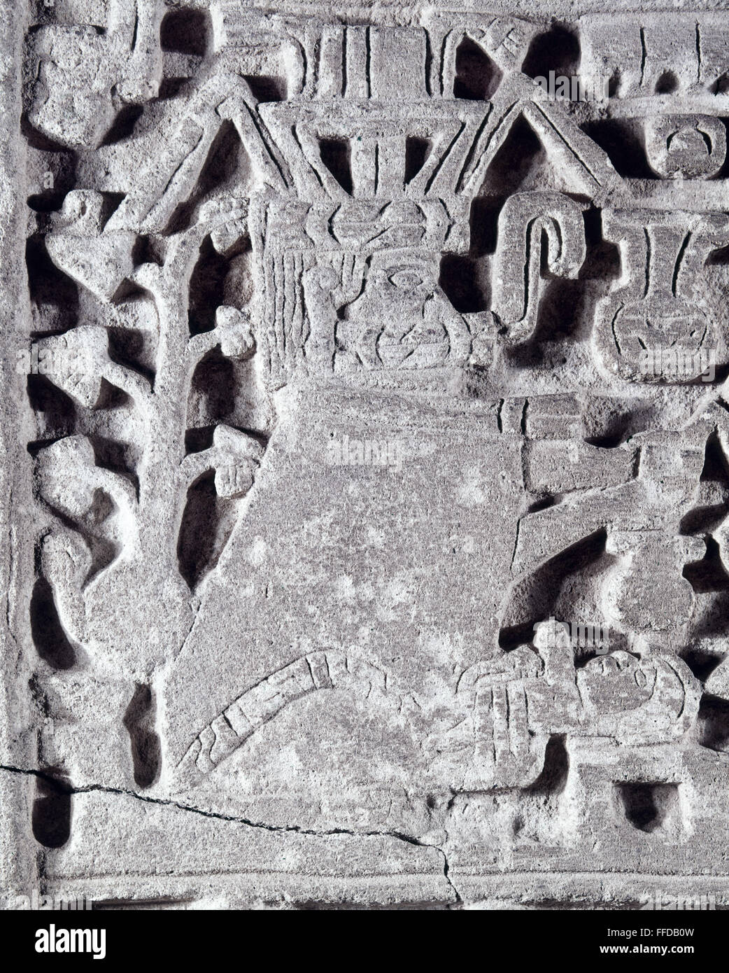 México: Estela mixteca. /Ndetalles de una estela de piedra tallada representando una mujer dando a luz. Desde el techo de una tumba mixteca en Zaachila, Oaxaca, México, c1000 A.D. Foto de stock
