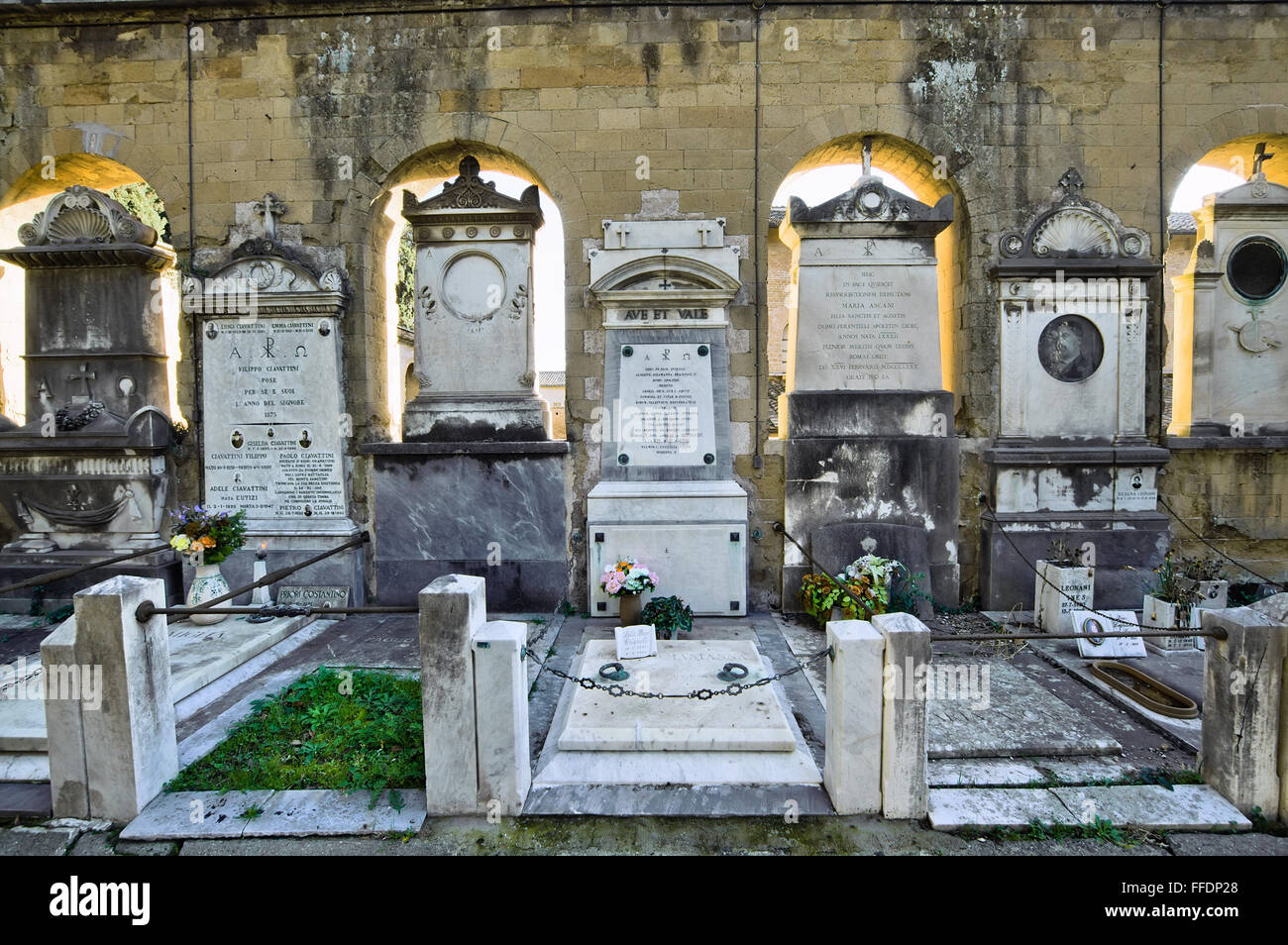 Roma, Italia - Febrero 1, 2016: el siglo XIX antiguas tumbas en el cementerio de Verano Foto de stock