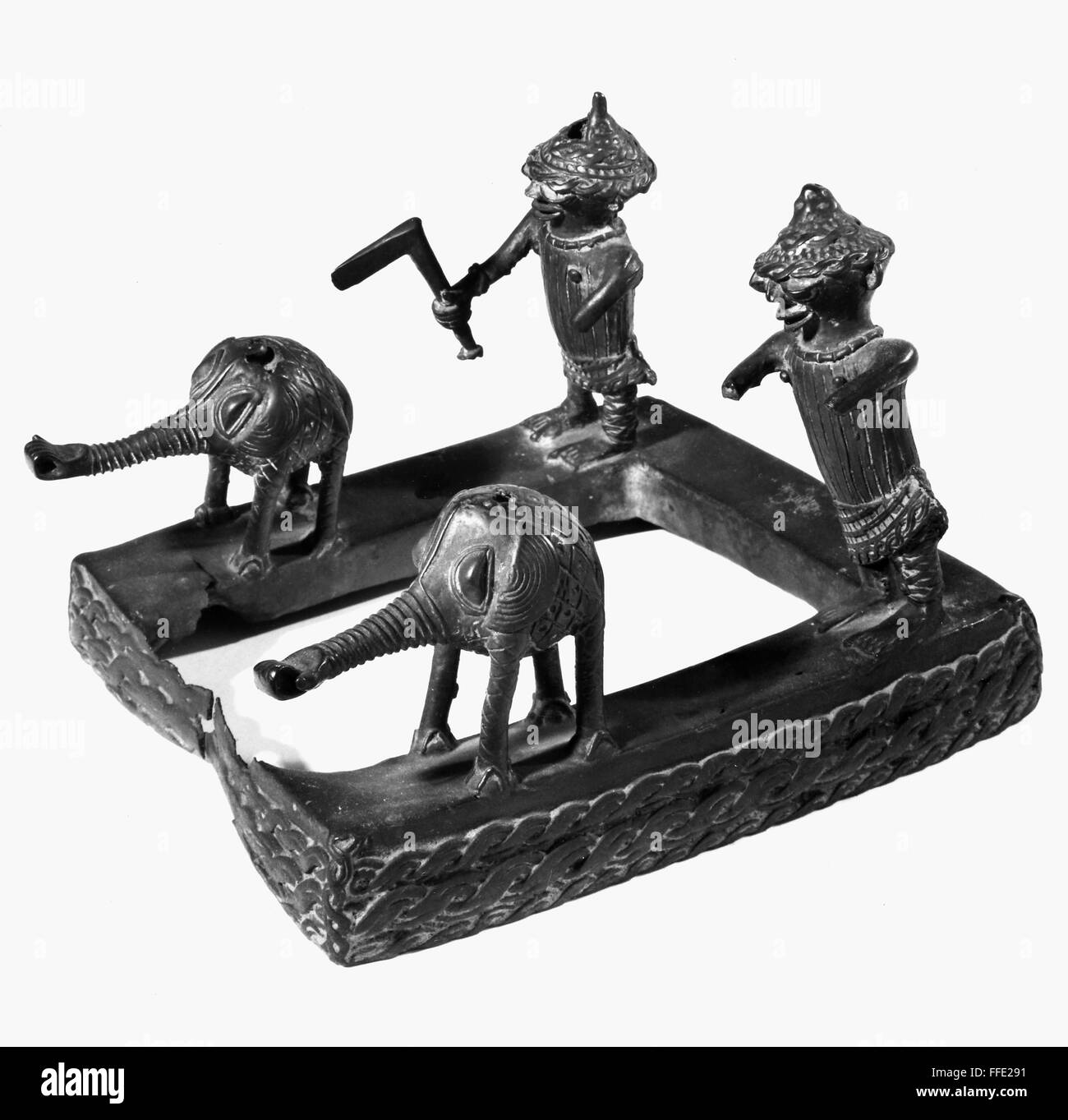 NIGERIA: arte en bronce. /Ngrupo con elefantes, posiblemente representando la caza del elefante. Altura: 7 cm. Foto de stock