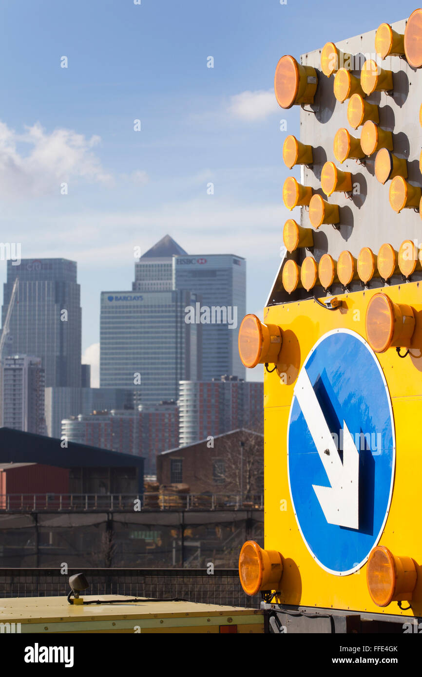 Desvío de tráfico en el primer plano del distrito financiero de Londres en Canary Wharf, indica la forma en que los mercados están realizando Foto de stock