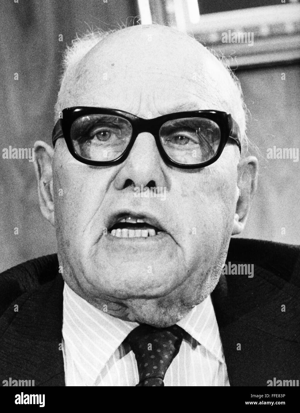 GEORGE MEANY (1894-1980). /NAmerican líder laborista, presidente de la AFL-CIO, 1955-1979. Hablando en una conferencia de prensa para respaldar un proyecto de ley de seguridad nacional de salud, el 6 de noviembre de 1975. Foto de stock