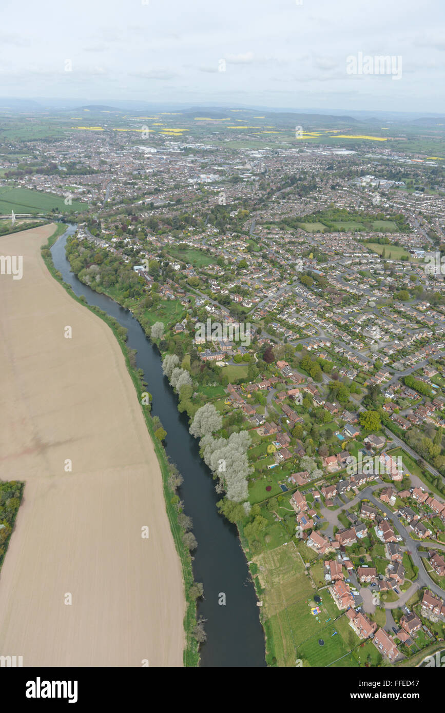 Una vista aérea del Río Wye y vivienda en Hereford Foto de stock