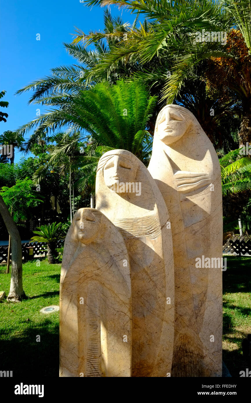 Esculturas de piedra de tres figuras de Fadi Altabor en el Jardín Botánico El Majuelo,Almuñécar, Costa Tropical, Andalucía. España Foto de stock