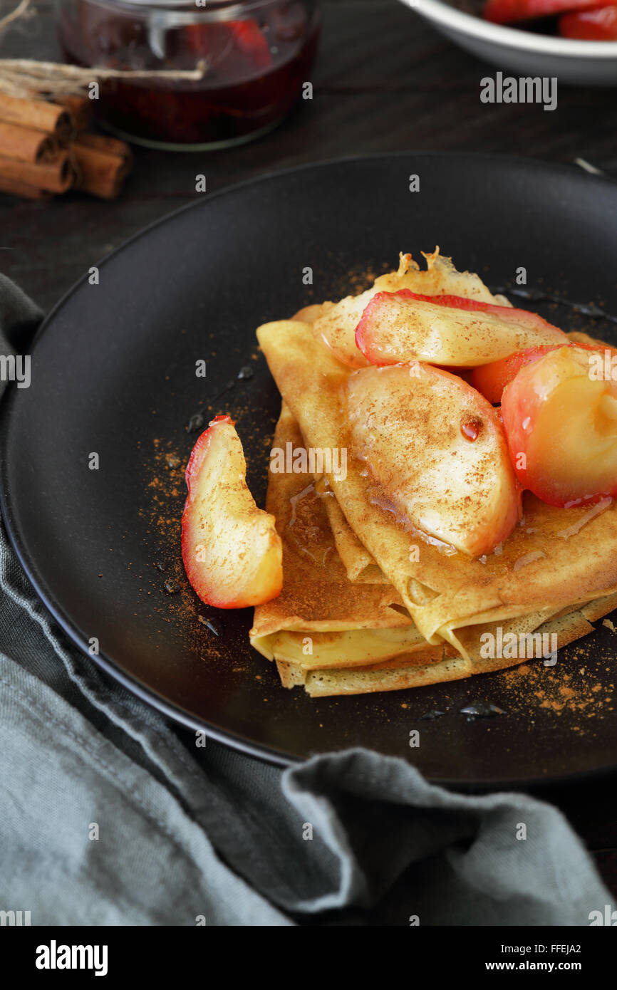 Tortitas con compota de manzanas, alimentos closeup Foto de stock