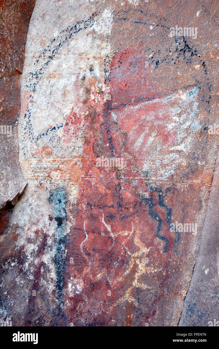 Native American pictografías y petroglifos sobre una roca tallada o pintar imágenes, arte rupestre prehistórico por los indios anasazi. Foto de stock