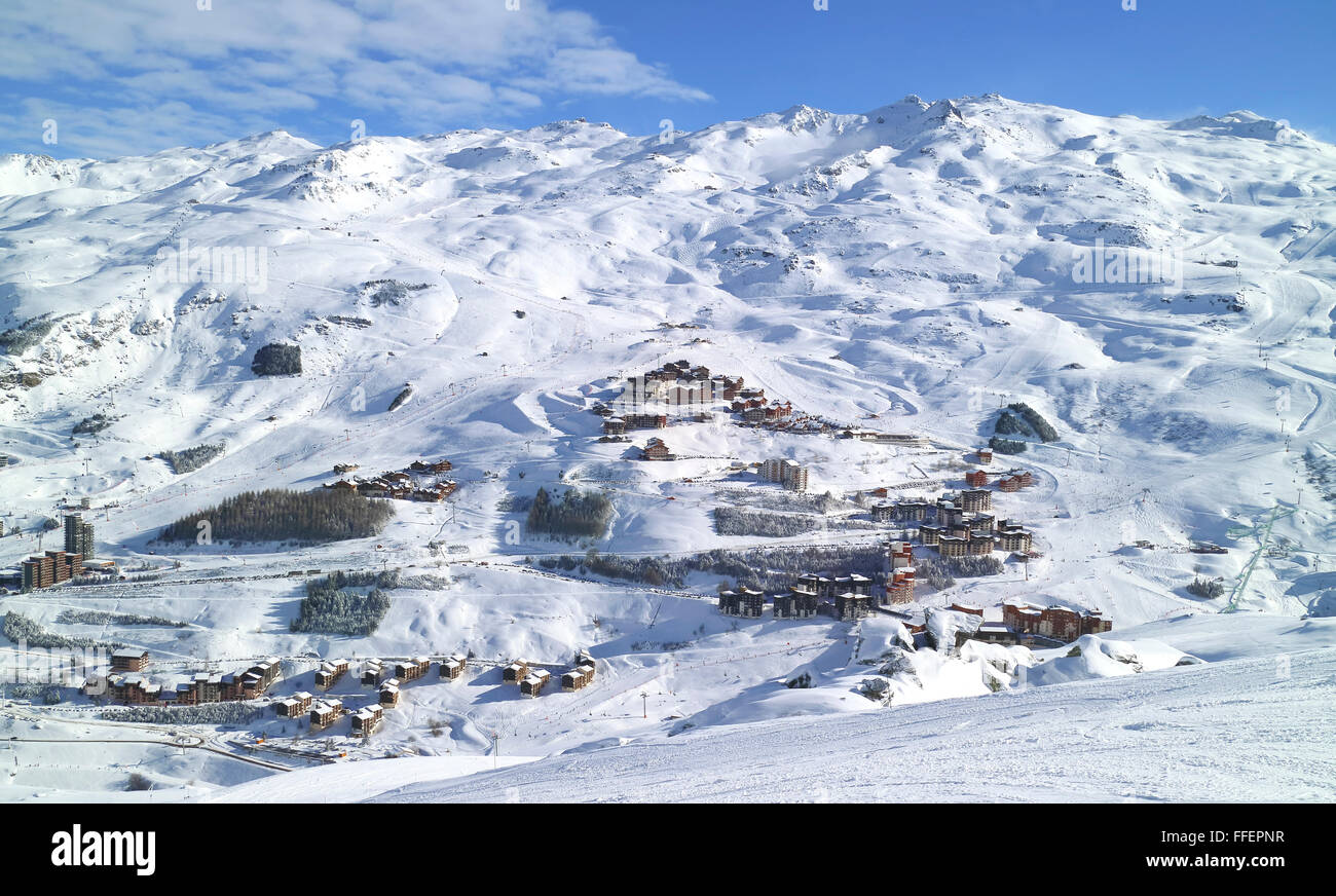 Vista aérea de una aldea alpina, la estación de esquí de Les Menuires, 3 Valles en los Alpes franceses, con laderas nevadas en alta montaña Foto de stock