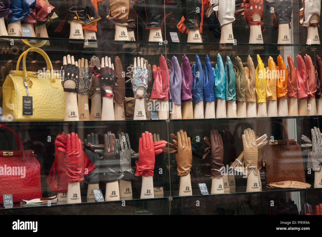 JB Guanti tienda de ropa de moda; Galeries Royales - Galerie de la Reine -  Saint Hurbert, Bruselas, Bélgica Fotografía de stock - Alamy