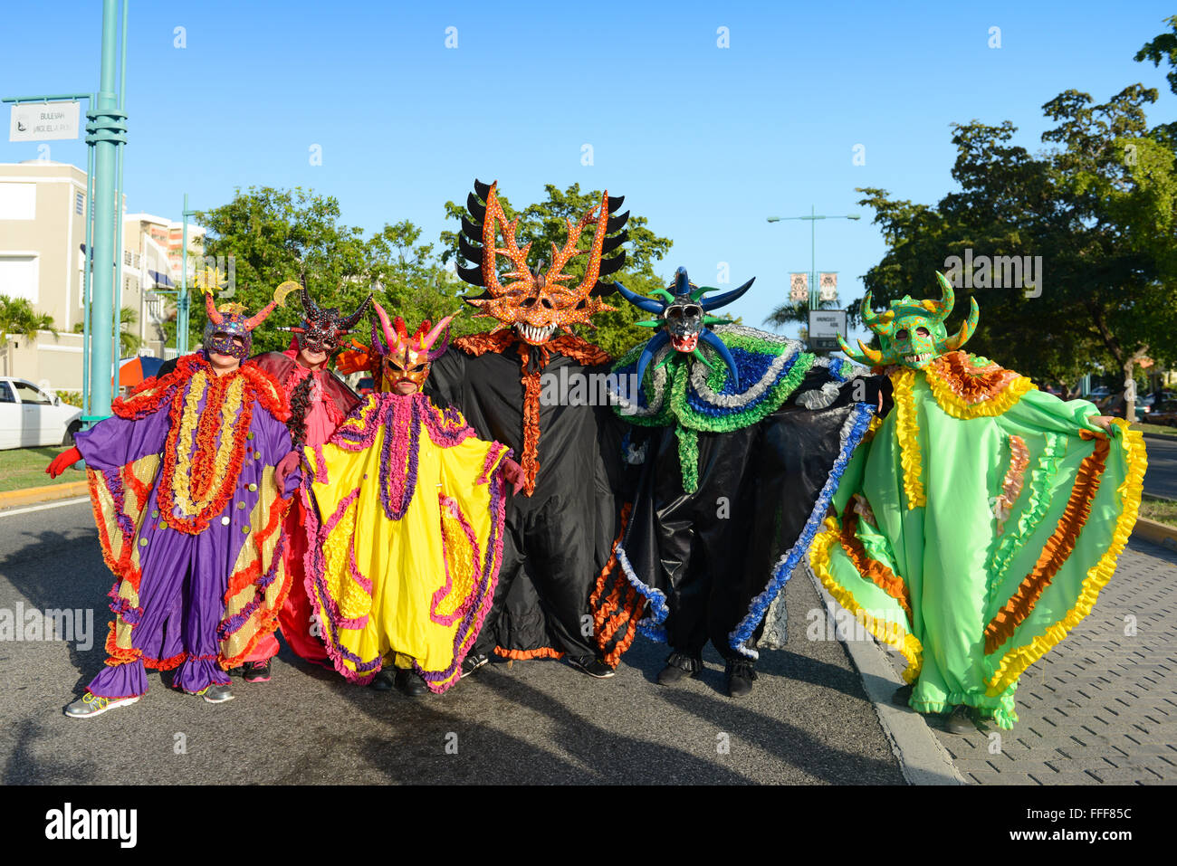 Grupo tradicional de vejigantes durante el carnaval en Ponce, Puerto Rico.  Todo el territorio estadounidense. En febrero del 2016 Fotografía de stock  - Alamy