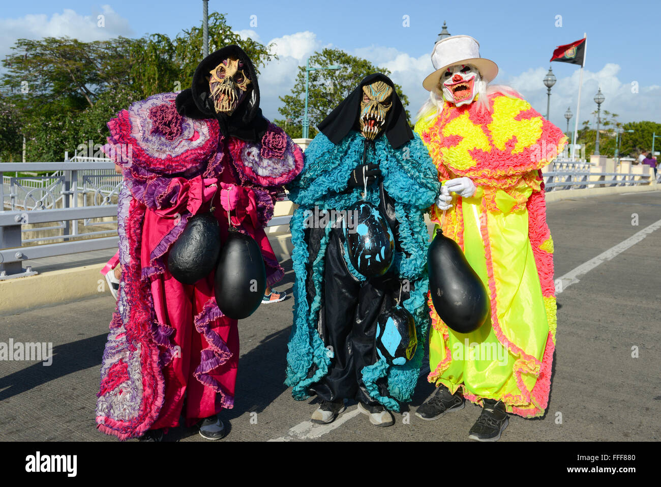 Grupo de versión moderna de vejigantes durante el carnaval en Ponce, Puerto Rico. Todo el