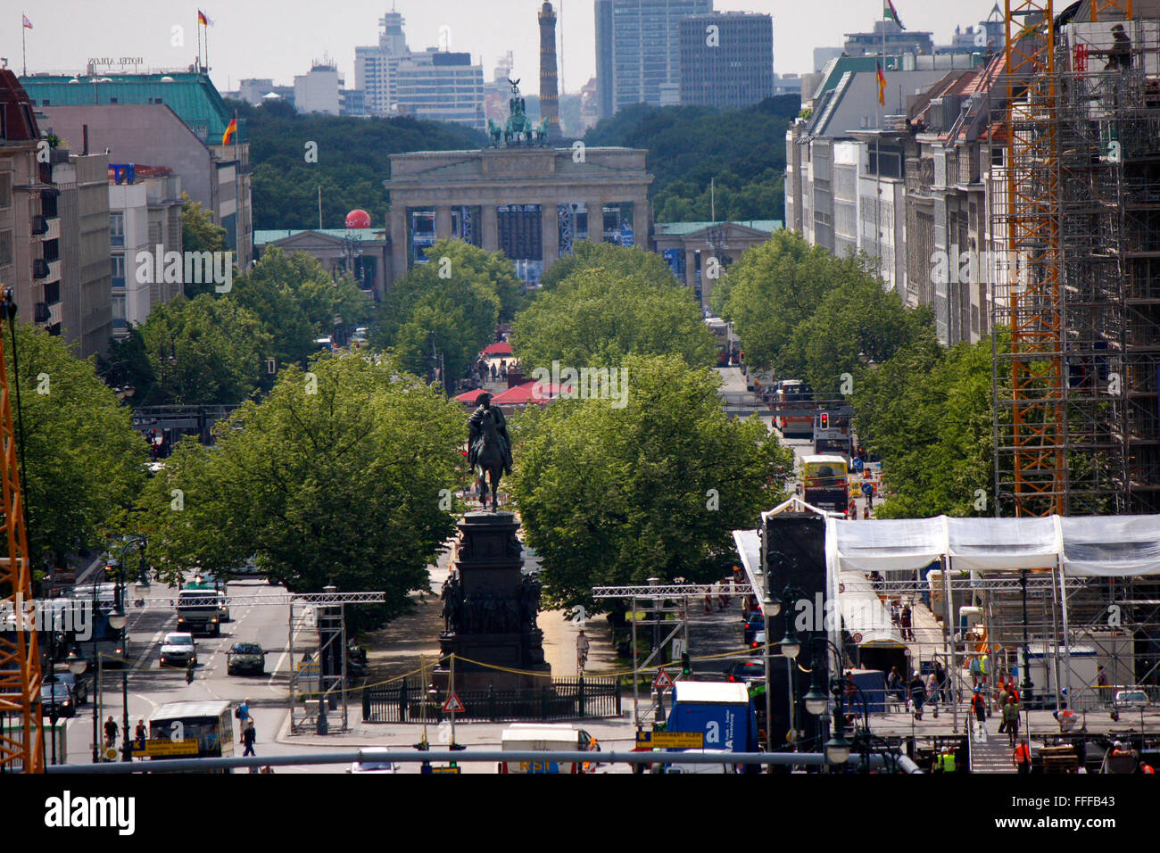 Blick den Boulevard Unter den Linden mit dem Brandenburger Tor und der Siegessaeule, Berlin-Mitte. Foto de stock