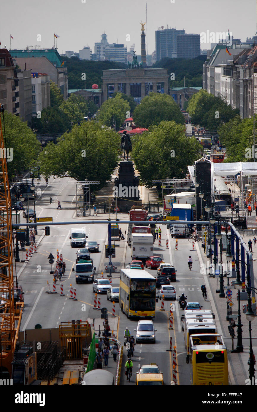 Blick den Boulevard Unter den Linden mit dem Brandenburger Tor und der Siegessaeule, Berlin-Mitte. Foto de stock